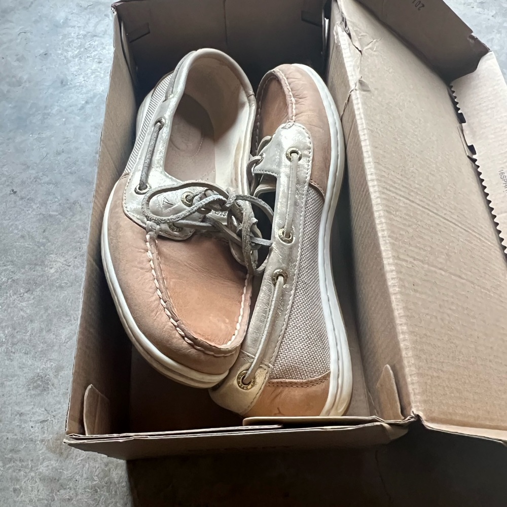 Old sperry slides, like a cream color. Worn a few times